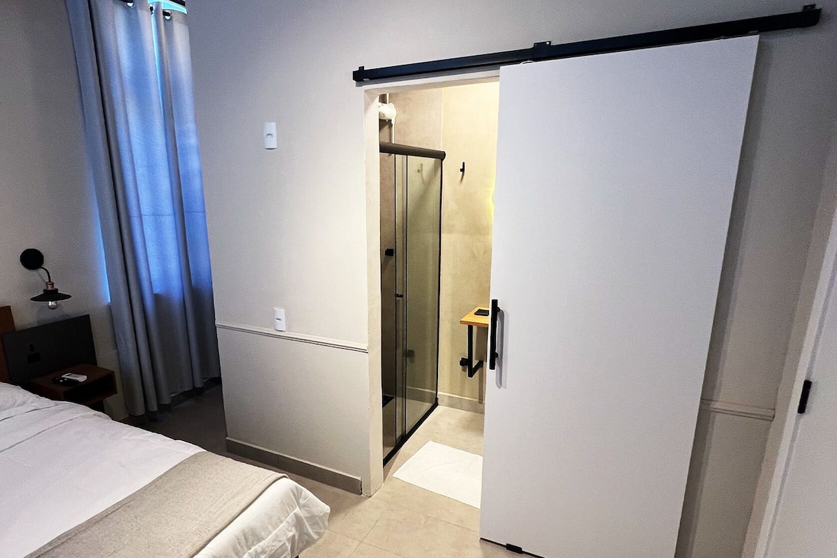 Escritorio, espacio para trabajar con laptop y wifi gratis