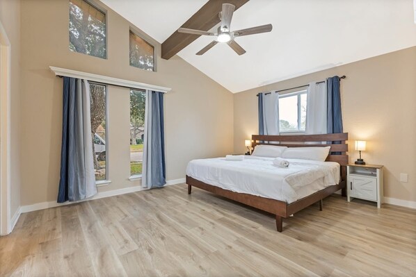 Iron/ironing board, WiFi - Spacious 4-bedroom house. Close to island andrestaurants (Corpus Christi)