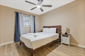 Iron/ironing board, WiFi - Spacious 4-bedroom house. Close to island andrestaurants (Corpus Christi)