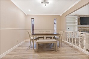 Dining - Spacious 4-bedroom house. Close to island andrestaurants (Corpus Christi)