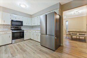 Private kitchen - Spacious 4-bedroom house. Close to island andrestaurants (Corpus Christi)