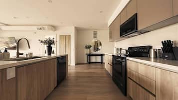 Kjøleskap, mikrobølgeovn, ovn og kokeplater