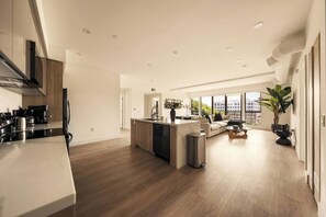 Frigorífico, microondas, horno y placa de cocina