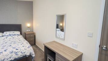 2 Schlafzimmer, individuell dekoriert, individuell eingerichtet