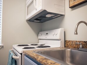Private kitchen - Anchor Point at Oak Shores, 5-min Walk to the Beach, Relaxing Biloxi stay (Biloxi)