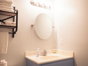 Douche, sèche-cheveux, serviettes fournies, savon