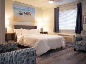 Iron/ironing board, WiFi, bed sheets - Anchor Point at Oak Shores, 5-min Walk to the Beach, Relaxing Biloxi stay (Biloxi)