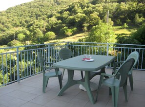 Outdoor dining - Gite de la Cupinoise: Nature Retreat near Antraigues-sur-Volane (Antraigues sur Volane)