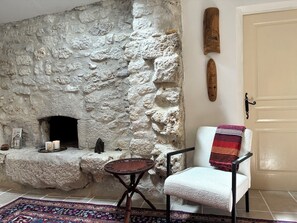 Interior - La Palette Rossignol: Swimming pool, spacious rooms & private bath in Occitanie (Belvèze)
