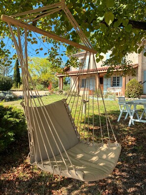 Property grounds - La Palette Rossignol: Swimming pool, spacious rooms & private bath in Occitanie (Belvèze)