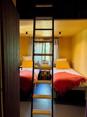 A room with two beds, a wooden ladder, and a window with curtains. - La Palette Rossignol: Swimming pool, spacious rooms & private bath in Occitanie (Belvèze)