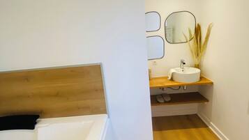 Suihku, poreamme, hiustenkuivaaja, pyyhkeet