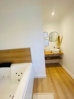 Suihku, poreamme, hiustenkuivaaja, pyyhkeet