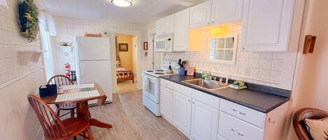 ثلاجة، ميكروويف، فرن، موقد طهي مسطح