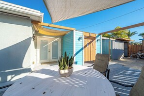 Outdoor dining - 3-bedroom house in Cocoa Beach - Family Friendly Walk or Ride Bikes to the Beach (Cocoa Beach)
