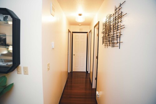 Moorhead 4-bed, Sleeps 8, With Aircon & Parking