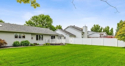 Moorhead 4-bed, Sleeps 8, With Aircon & Parking