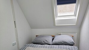 A small, single-bed room with a sloped ceiling and a skylight. - Lovely home for you 2 (Biberach an der Riß)