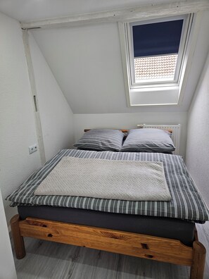 Een strijkplank/strijkijzer, wifi, beddengoed