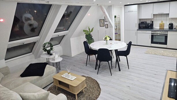 A modern apartment with a dining area, kitchen, and living room. - Lovely home for you 2 (Biberach an der Riß)