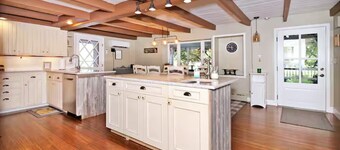 Pool | Hot Tub | 3 Min to Lake | Pets Allowed