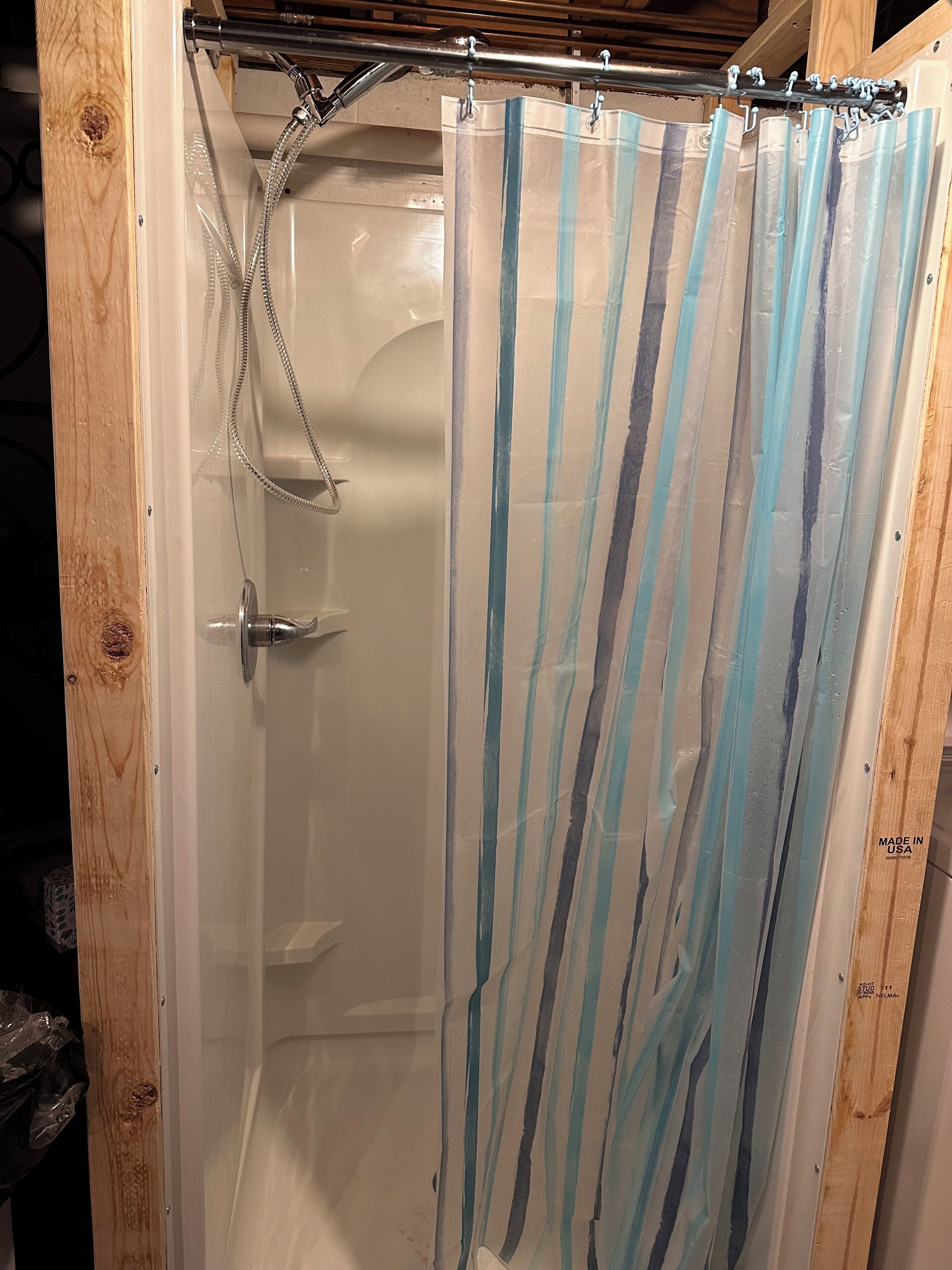 Douche, sèche-cheveux, serviettes fournies, savon