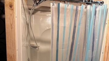 Douche, sĂšche-cheveux, serviettes fournies, savon