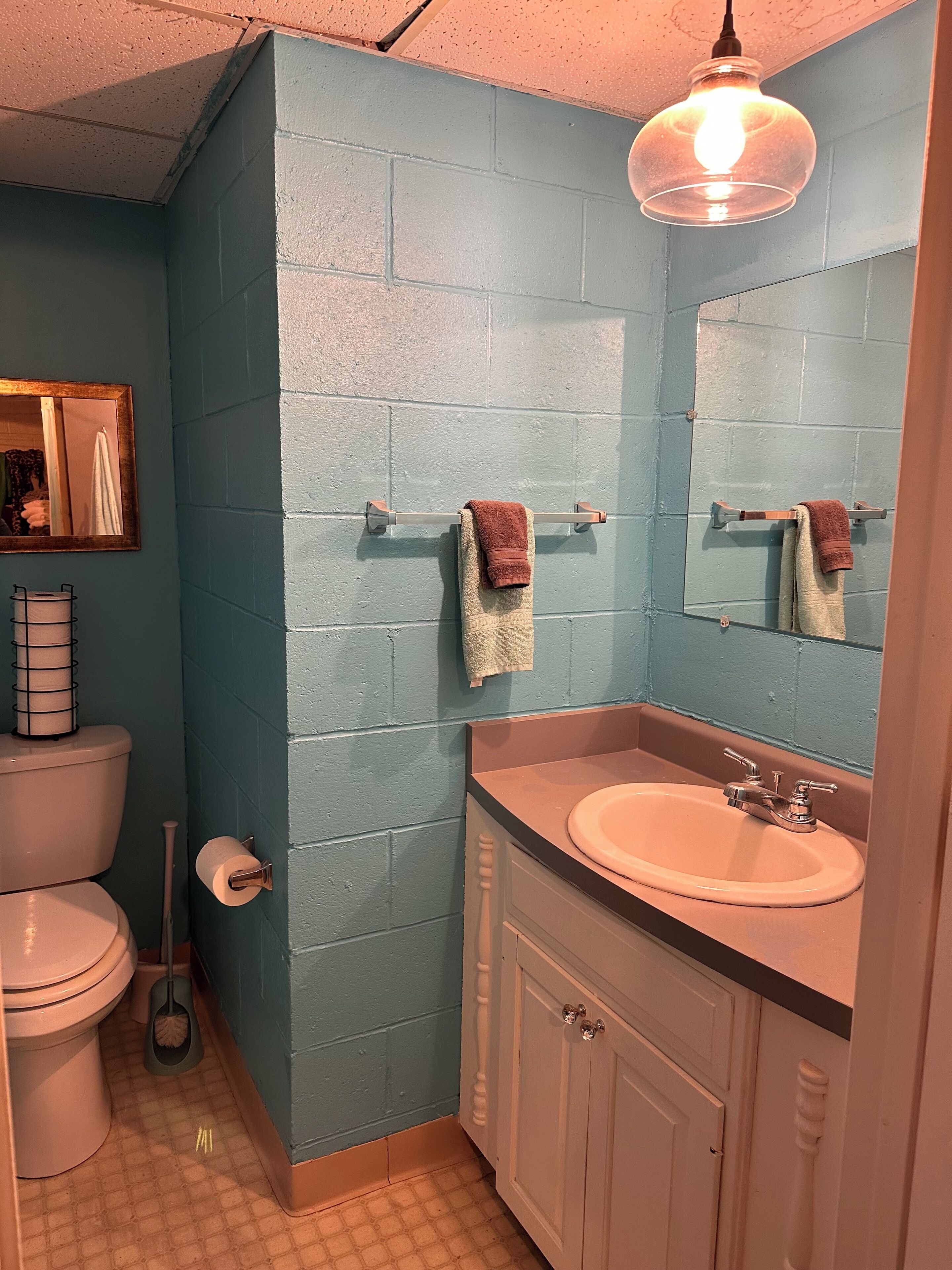 Douche, sèche-cheveux, serviettes fournies, savon