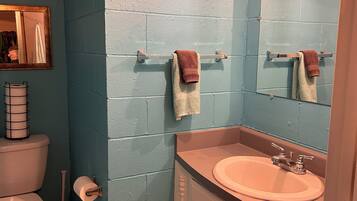 Douche, sĂšche-cheveux, serviettes fournies, savon