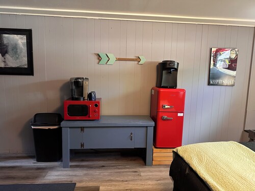 Adorable 1-bedroom condo with AC in charming Sioux City.