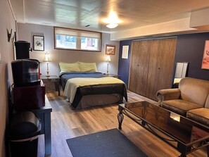 WiFi, bed sheets - Adorable 1-bedroom condo with AC in charming Sioux City. (Sioux City)