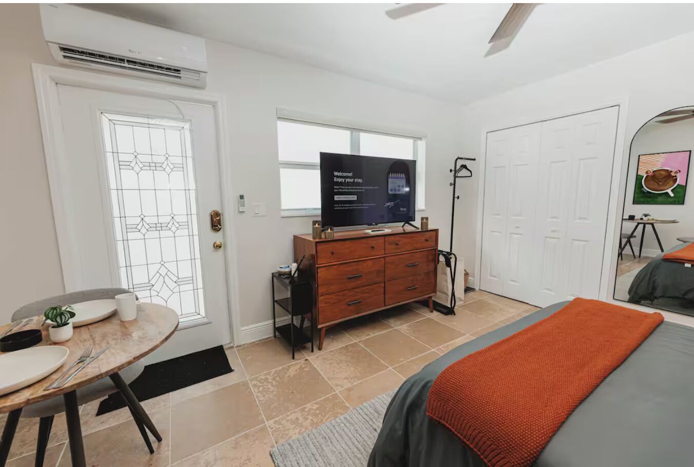 1 habitación, tabla de planchar con plancha, wifi gratis y ropa de cama 