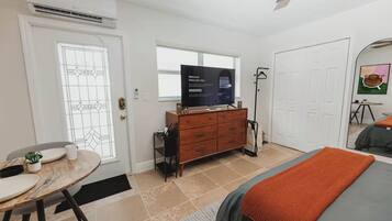 1 habitación, tabla de planchar con plancha, wifi gratis y ropa de cama