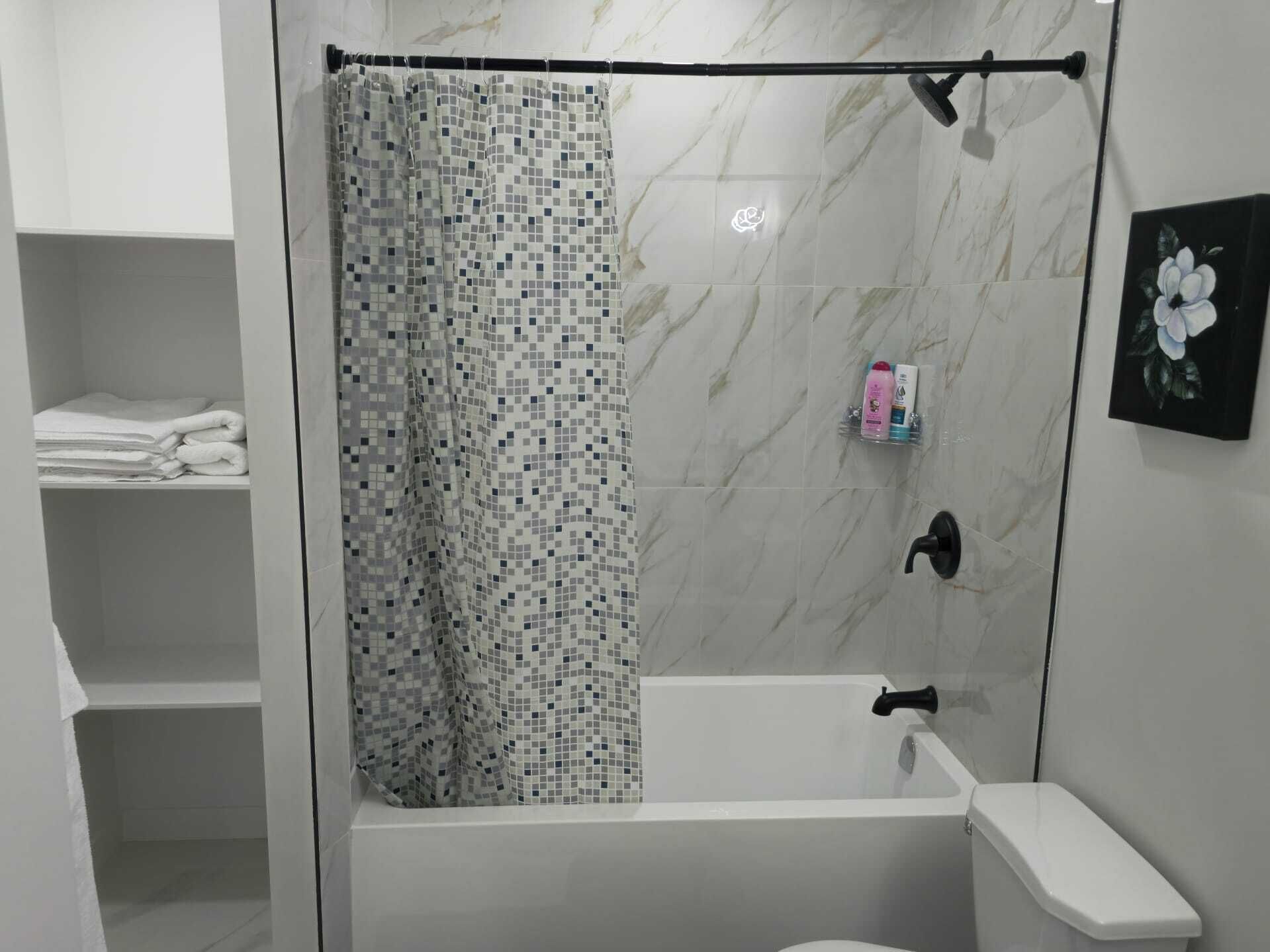 Sèche-cheveux, serviettes fournies, savon, papier toilette