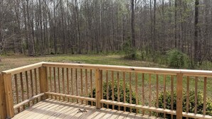 A wooden deck with railings, surrounded by a forested area. - 3-bedroom private house next to Windrock and Frozen Head State Park (Oliver Springs)