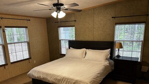 A bedroom with a bed, a ceiling fan, and windows with blinds. - 3-bedroom private house next to Windrock and Frozen Head State Park (Oliver Springs)