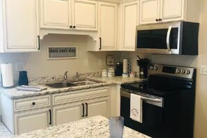 Microondas, horno, parrilla de estufa y lavavajillas 