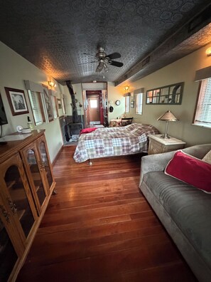 3 bedrooms, iron/ironing board, WiFi (free), bed sheets