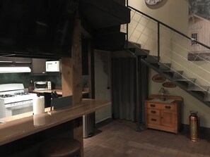 Private kitchen - Unique!!! Train Caboose with Station House in Sheffield. Family Friendly! (Sheffield Lake)