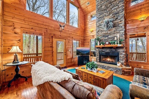 Campbell Station Beautiful!!! Authentic log cabin! hot tub outdoor fireplace