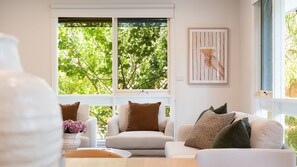 Smart TV - Sundance steps to Half Moon Bay (Black Rock)