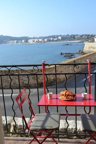 Vue mer et balcon - Studio au cœur du Vieil Antibes
