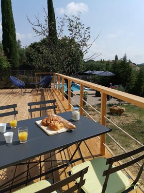 Outdoor dining - Beautiful air-conditioned apartment between the sea and the mountain (Le Rouret)