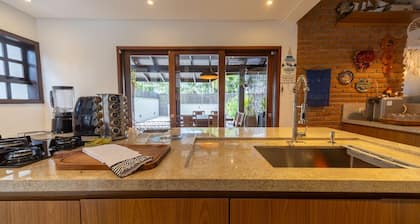 Casa com Piscina e rea Gourmet em Barra do Una