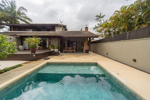 Casa com Piscina e rea Gourmet em Barra do Una