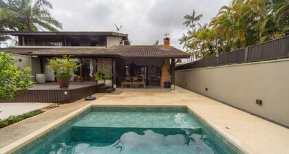 Casa com Piscina e rea Gourmet em Barra do Una