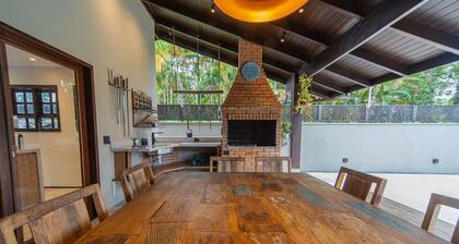 Casa com Piscina e rea Gourmet em Barra do Una