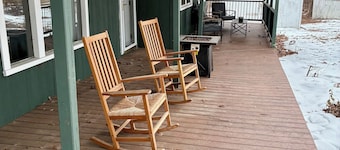 Newly Renovated 3BR : Quartz Kitchen : Fast Fiber WiFi : Carport Parking