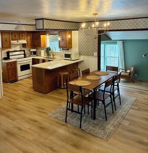 Newly Renovated 3BR : Quartz Kitchen : Fast Fiber WiFi : Carport Parking