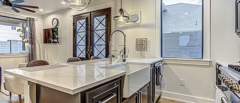 Een koelkast, een magnetron, een oven, een kookplaat